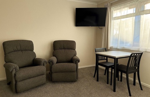 Mangere Hotel | BK's Pioneer Motel