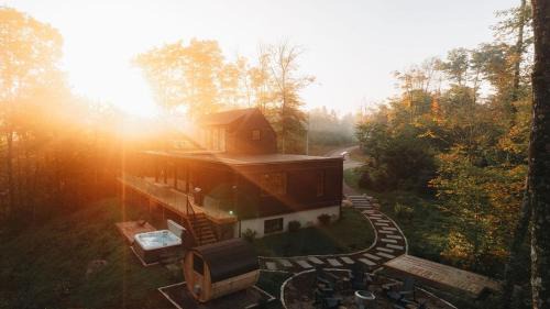 La Conception House | Bläk Kabin - Ski Tremblant, Sauna, Hot Tub and Yoga