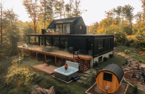 La Conception House | Bläk Kabin - Ski Tremblant, Sauna, Hot Tub and Yoga