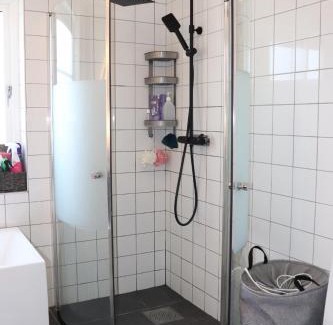 Farjestaden House | Blå rummet - Rum i familjärt boende - Sängkläder & handdukar ingår