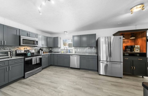 Streetsboro Cabin | Black Bear At Heron Hill Retreat Hot Tub On Lake!