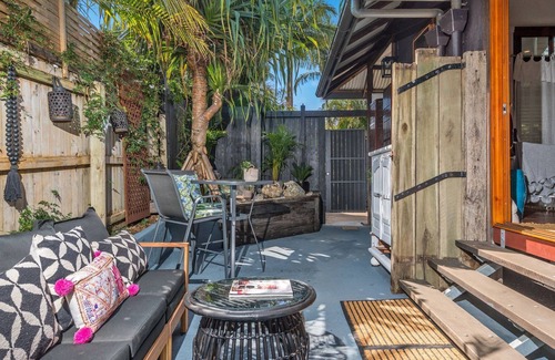 Bangalow Apartment | Black Beauty Studio - Bangalow Secluded Heaven