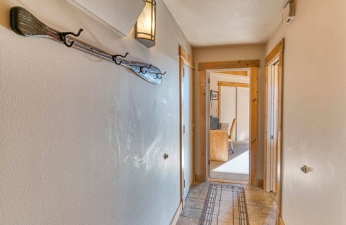 Black Butte Ranch Apartment | Black Butte Ranch Lodge Room 002