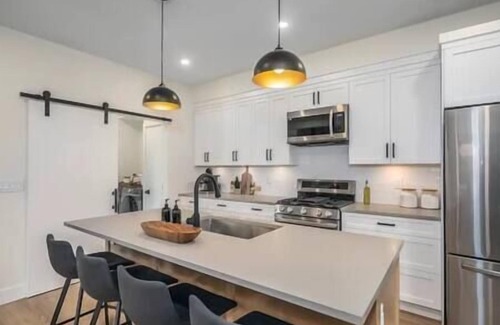 Hemlock Valley House | Black Diamond Cabin | Private Hot Tub Wood Fireplace BBQ