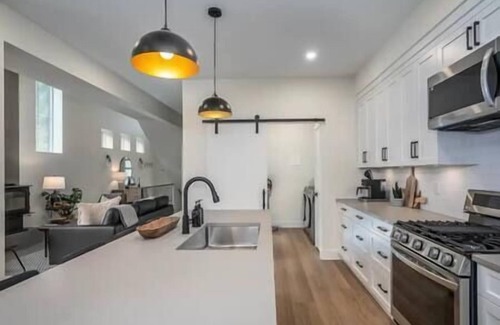 Hemlock Valley House | Black Diamond Cabin | Private Hot Tub Wood Fireplace BBQ