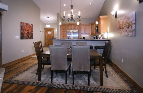 Crested Butte House | Black Diamond 3B/Lux Condo, Short Walk to the Base! Hot Tub, Gym, Heated Garage!