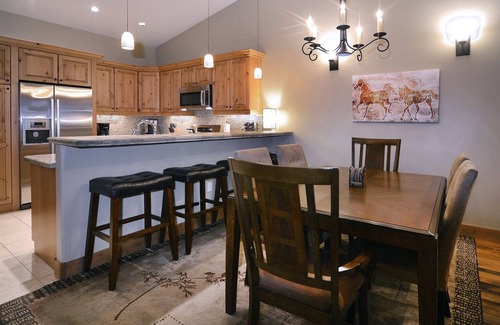 Crested Butte House | Black Diamond 3B/Lux Condo, Short Walk to the Base! Hot Tub, Gym, Heated Garage!