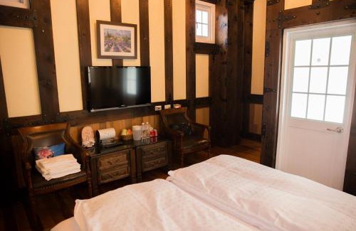 Ren'ai House | Black Forest Manor