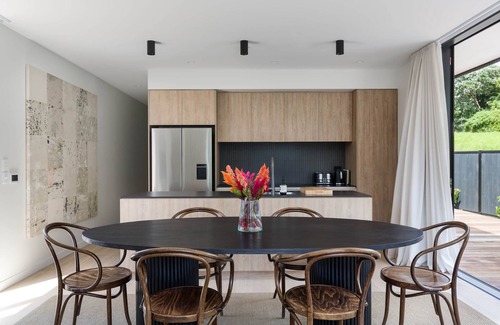 Onetangi House | Black House Onetangi Beach | You've Got It Maid