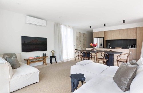 Onetangi House | Black House Onetangi Beach | You've Got It Maid