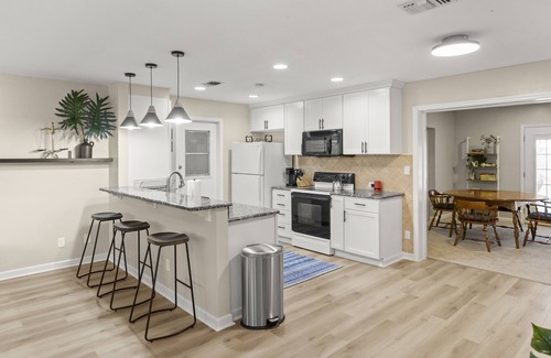 Gainesville House | Black Oaks Abode - minutes from UF, Shands & NF