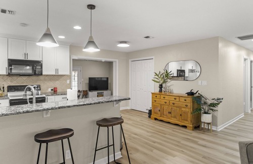 Gainesville House | Black Oaks Abode - minutes from UF, Shands & NF