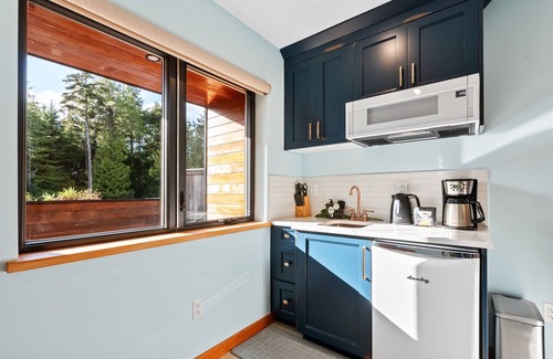 Ucluelet Apartment | Black Pearl-1 I Studio I Sun Deck I Little Beach