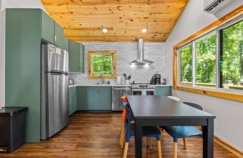 Rogers Cabin | Black Pearl ~ A creative new space near the Gorge Underground!