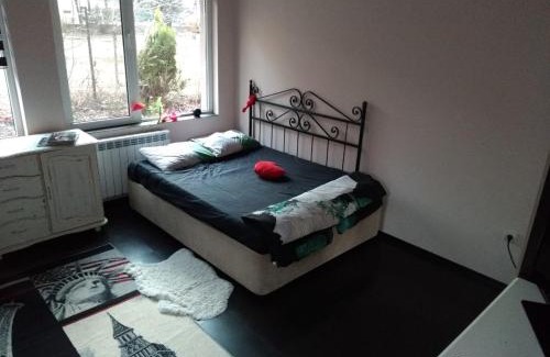 rayon Triaditsa Apartment | Black&Red Apartment