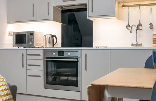 Winchester Apartment | Black Swan's "Nest" - heart of historic Winchester
