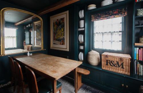 Lewes House | Black Tile Cottage