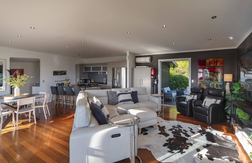 Stoke House | Black Vista - Entertainers Delight 4 Bedrooms & 3 Bathrooms!