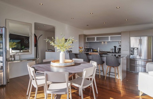 Stoke House | Black Vista - Entertainers Delight 4 Bedrooms & 3 Bathrooms!