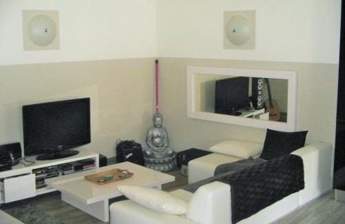 Alignan-du-Vent Apartment | Black & White