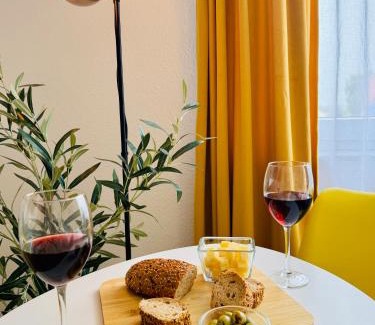 Bielefeld Apartment | Black&Yellow Apartment Bielefeld 24h Check in WLAN Parkplatz ÖPNV