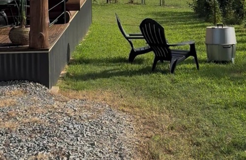 Longview Cabin | Blackberry Bungalow,Cozy cabin in charming Longview with WiFi, AC , a