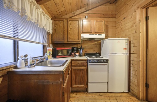 Broken Bow Cabin | Blackberry Bungalow 1 Room cabin, Sleeps 4 with Stocked fishing Pond.
