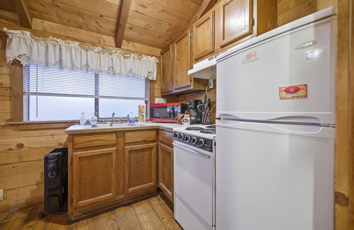 Broken Bow Cabin | Blackberry Bungalow 1 Room cabin, Sleeps 4 with Stocked fishing Pond.