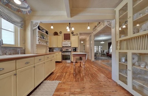 Lindale House | Blackberry Manor Summ