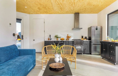 Downtown Palm Springs Apartment | Blackhaus B : 4 Bedroom Suite by Avantstay 4-rooms