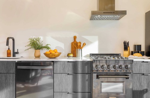 Downtown Palm Springs Apartment | Blackhaus B : 4 Bedroom Suite by Avantstay 4-rooms