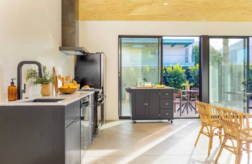 Downtown Palm Springs Apartment | Blackhaus B : 4 Bedroom Suite by Avantstay 4-rooms