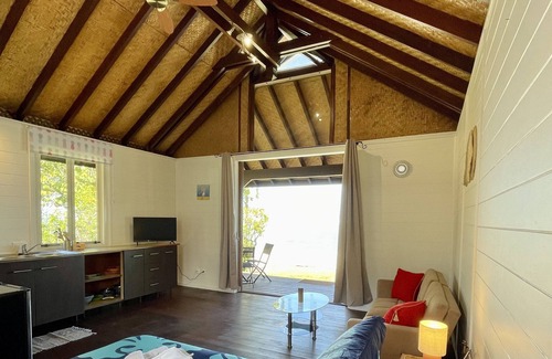 Paea House | Blackstone Paea Premium beachfront bungalow, private access, wifi - 3 pers