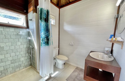 Paea House | Blackstone Paea Premium beachfront bungalow, private access, wifi - 3 pers