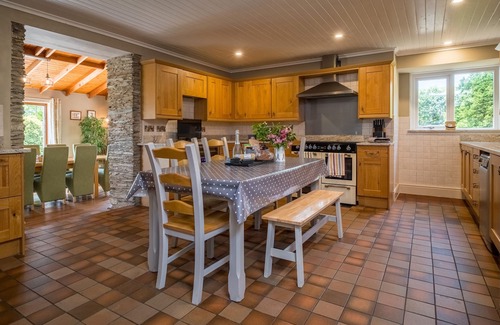 Newcastle Emlyn Cottage | BLAENACHDDU, pet friendly, with hot tub in Newcastle Emlyn