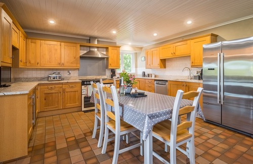 Newcastle Emlyn Cottage | BLAENACHDDU, pet friendly, with hot tub in Newcastle Emlyn