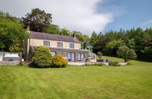 Newcastle Emlyn Cottage | BLAENACHDDU, pet friendly, with hot tub in Newcastle Emlyn