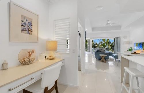 Palm Cove Apartment | Blanco Beachfront Beauty - Chic Palm Cove Hideaway