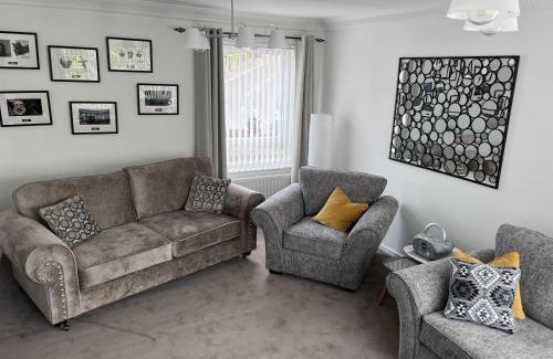 Blaydon on Tyne House | BlaydonBurn - Sleeps 6 - Parking - Garden - HotTub