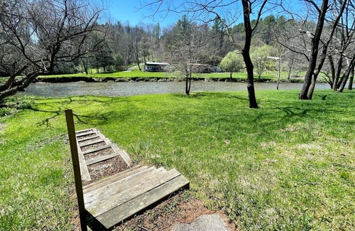 Lansing House | Blessed on the New River-River Front,Small dogs, fire pit, Central AC/Heat