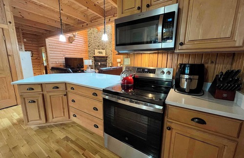 Scottsville Cabin | Blessing by the Lake - Lakeside Cabin!