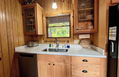 Scottsville Cabin | Blessing by the Lake - Lakeside Cabin!
