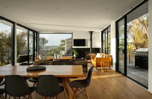 South Arm House | Blessington Beachside Retreat -38km to CBD