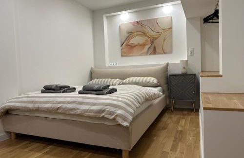 Schierstein Apartment | BLISS - Arbeitsplatz, Docking Station, Netflix
