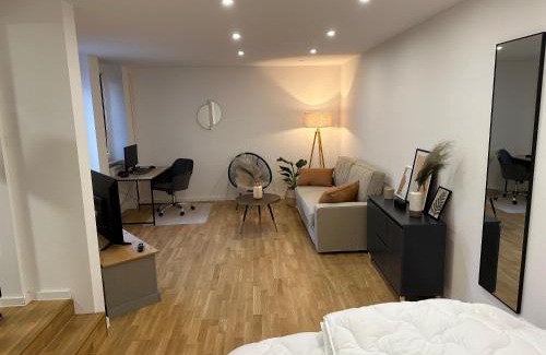 Schierstein Apartment | BLISS - Arbeitsplatz, Docking Station, Netflix