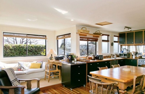 Hilltop Cottage | Bliss - Taupo Holiday Home