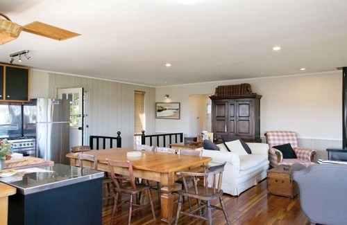 Hilltop Cottage | Bliss - Taupo Holiday Home