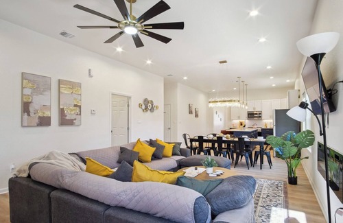 Downtown San Antonio Cottage | Blissful 5br/3ba Haven Near Riverwalk & Downtown!