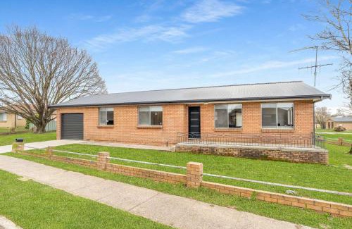 Blayney House | Blissful Blayney Home - Comfy Cosy and Sleeps 6