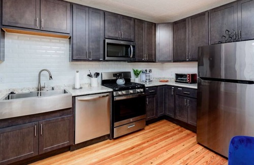 Tower Grove South House | Blissful Bungalow w/ Comfy King & Queen Bed